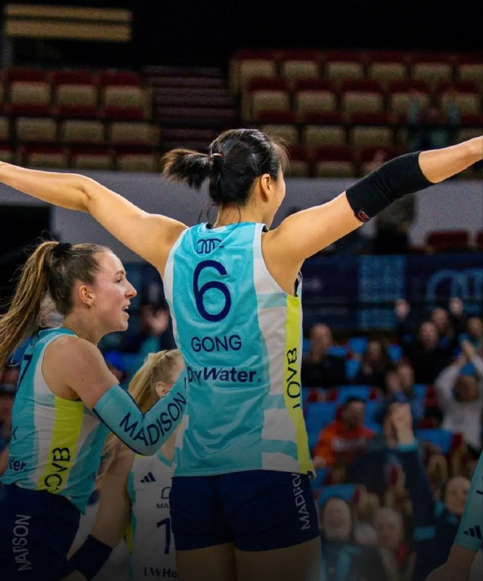 实况播放-龚翔宇带伤出阵,麦迪逊女排首败!但她仍然砍下11分|奥斯汀|自由人|美国女排|失误|比赛_新浪新闻
